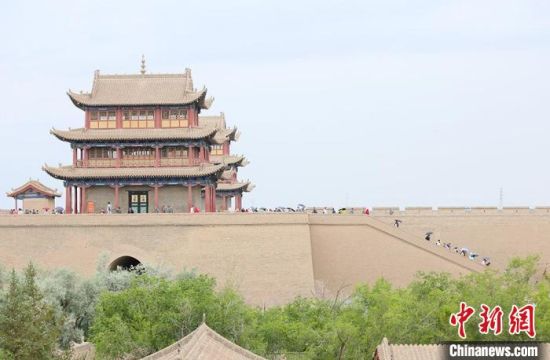 歷經(jīng)數(shù)十載保護修繕的古老關城得以延年益壽，成為了海內(nèi)外游客“絲路游”的必經(jīng)打卡地。　高展 攝