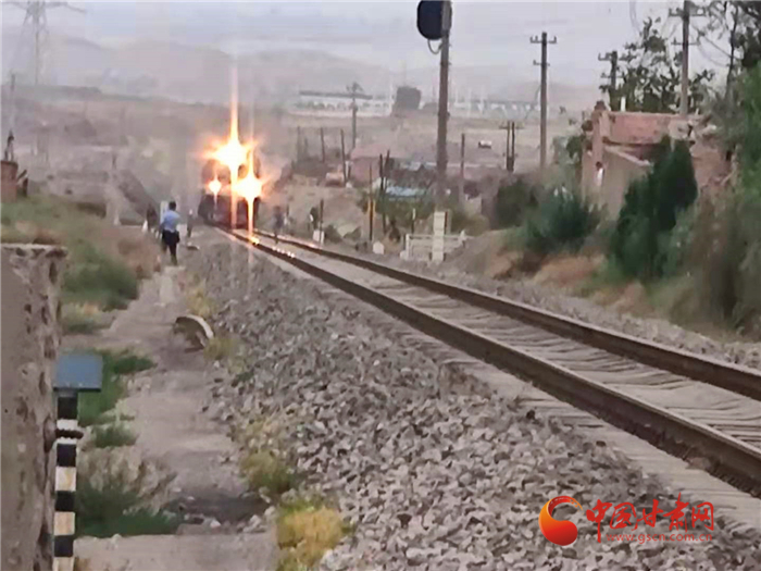 驚險！火車來臨小男孩鐵路上玩耍 蘭鐵民警飛奔將其救下