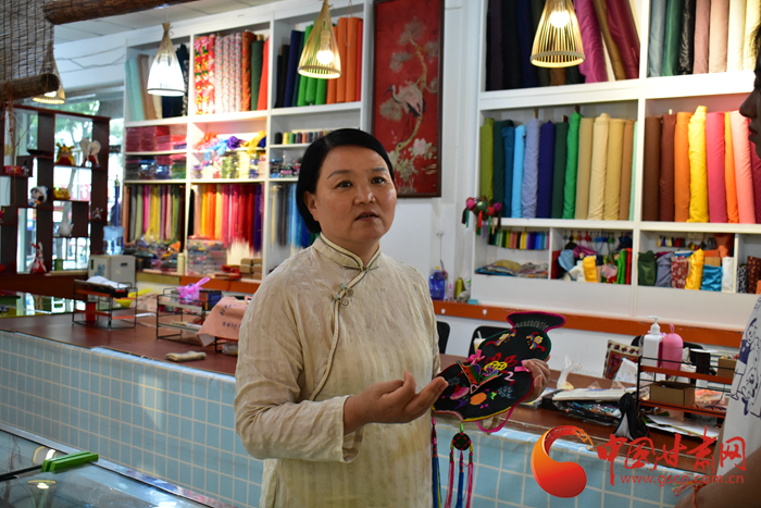 【蘭大新聞學子重走西北角】香包傳承人劉蘭芳：飛針走線，傳承匠心 