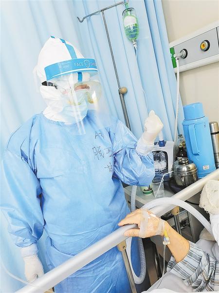 白衣天使 逆風(fēng)綻放——記第48屆南丁格爾獎(jiǎng)獲得者、慶陽市人民醫(yī)院重癥監(jiān)護(hù)室護(hù)士長(zhǎng)脫亞莉