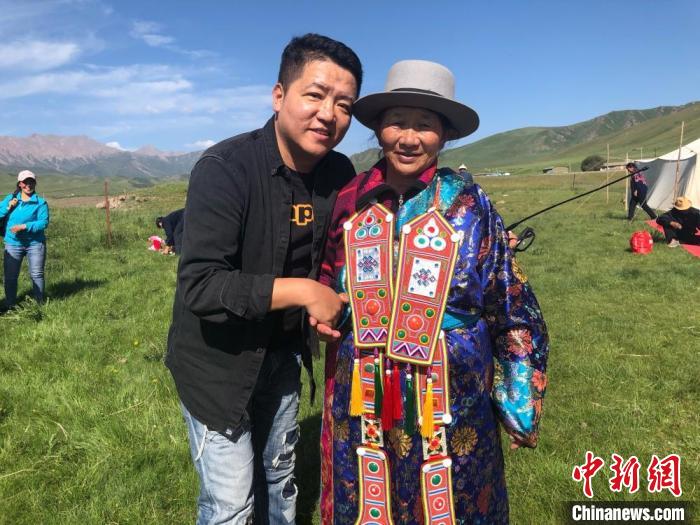 圖為拍攝紀錄片《西茂的婚禮》期間，張輝剛(左)與裕固族老人合影留念。(資料圖) 張輝剛供圖