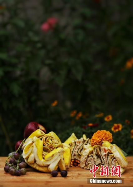 圖為做好的月餅，狀似玫瑰，切開后層層疊疊，色彩斑斕。張文 攝