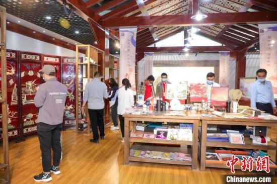 圖為甘肅“一會(huì)一節(jié)”期間，位于敦煌的天水市展館中，民眾觀賞文創(chuàng)產(chǎn)品。　甘肅省文化和旅游廳供圖