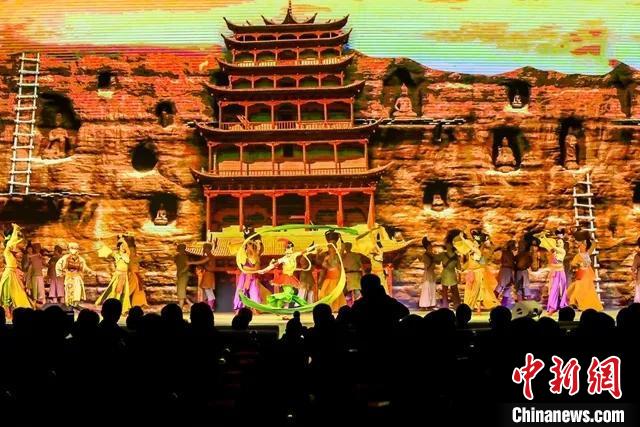 開幕式文藝展示“相約敦煌”，通過數(shù)字技術(shù)將莫高窟“搬到”演出現(xiàn)場?！「拭C省文化和旅游廳供圖