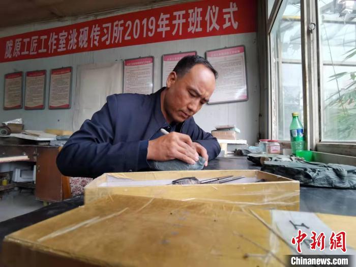 甘肅卓尼洮硯融合文化提升內(nèi)涵：不只一硯一銘，還要一盒一拓