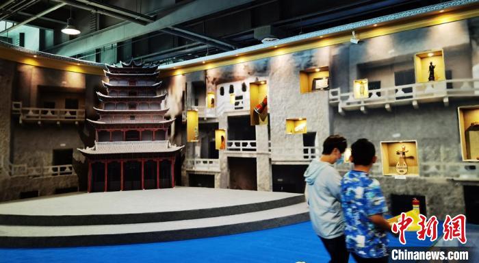 該展覽還借助科技手段，復(fù)原“藏經(jīng)洞”場景，將莫高窟“搬進(jìn)”展廳?！《∷?攝