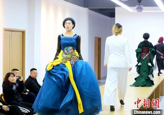 東鄉(xiāng)繡娘在T臺走秀。　高展 攝
