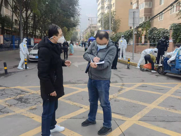 蘭州市紀(jì)委監(jiān)委干部下沉一線詳細(xì)詢問疫情防控情況。.jpg