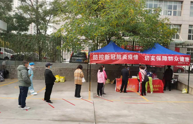 城關(guān)區(qū)紀(jì)委監(jiān)委各監(jiān)督檢查組督促各街道核酸檢測點(diǎn)落實(shí)“一米線”制度。.jpg