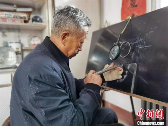 圖為陶世清在創(chuàng)作中?！钅?攝