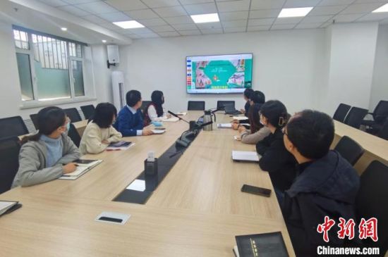 圖為甘肅教育出版社《寫給青少年的敦煌故事》叢書項(xiàng)目組，探討圖書封面設(shè)計(jì)。　閆姣 攝