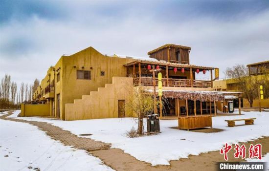 雪落敦煌月牙泉小鎮(zhèn)?！⊥醣筱y 攝