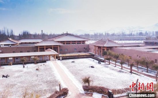 圖為雪落大漠古堡——敦煌山莊?！⊥醣筱y 攝