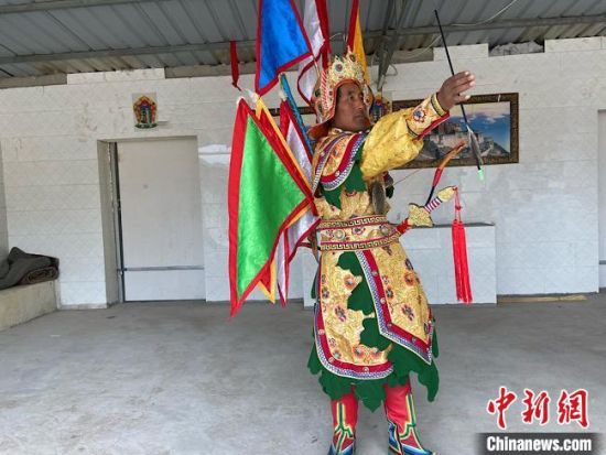 圖為完代才讓在外木村戲臺(tái)出演?！∷巫雨?攝