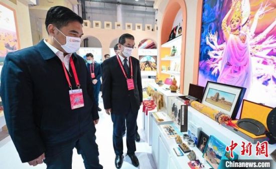 圖為甘肅省副省長孫雪濤(左)與甘肅省文化和旅游廳廳長陳衛(wèi)中(右)一同參觀“甘肅館”?！「拭C省文化和旅游廳供圖