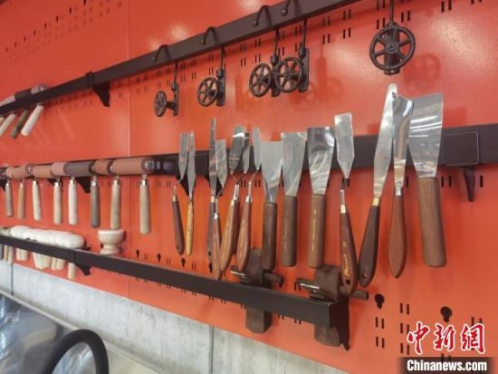 圖為徐晉林制作雕版敦煌壁畫所用工具。　閆姣 攝