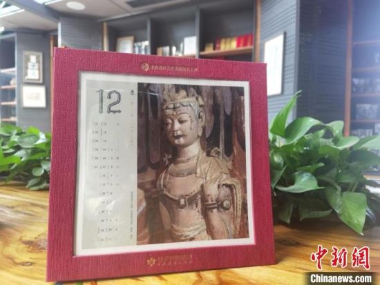 圖為徐晉林制作的敦煌題材的手工書《走進沙漠敦煌——莫高窟與藏書票藝術(shù)》，深受讀者喜愛?！￠Z姣 攝