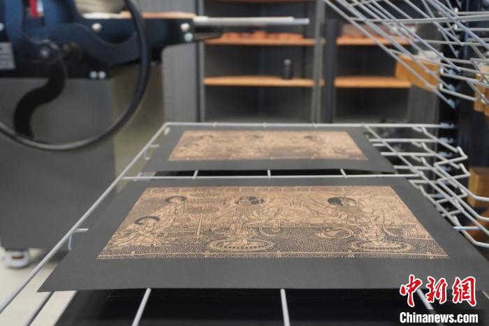 圖為徐晉林工作室制作的雕版敦煌壁畫印刷成品展示。　九美旦增 　攝