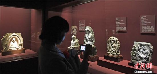 2018年8月，《平山郁夫的絲路世界——平山郁夫絲綢之路美術(shù)館文物展》在甘肅敦煌莫高窟開展。中新社記者 楊艷敏 攝