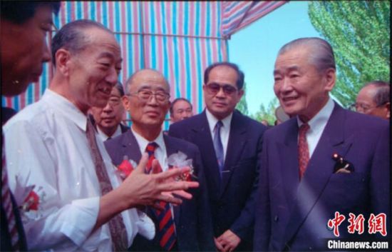 1994年8月，時(shí)任日本首相竹下登(右一)與時(shí)任敦煌研究院院長(zhǎng)段文杰在莫高窟親切交談。中新社發(fā) 婁婕 供圖