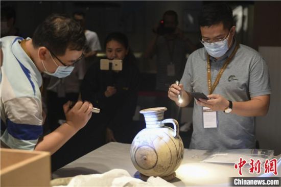 2020年6月，在長(zhǎng)沙博物館舉行“從地中海到中國(guó)：絲路寶藏——平山郁夫絲綢之路美術(shù)館藏文物展”前，專家開箱鑒定文物。中新社記者 楊華峰 攝