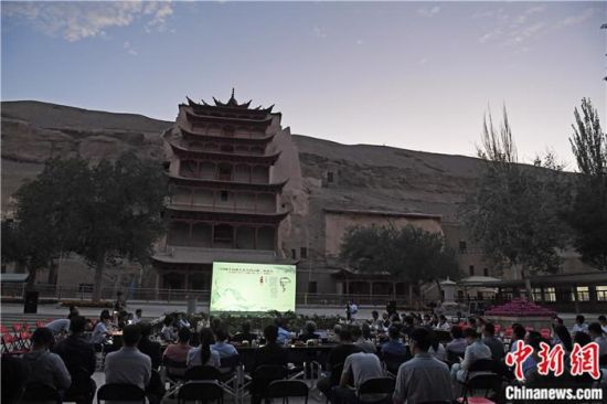 2018年8月，在敦煌莫高窟標(biāo)志性建筑“九層樓”前，《回顧平山郁夫先生的貢獻(xiàn)》座談會(huì)舉行。來(lái)自中日兩國(guó)的專家、學(xué)者共同懷念這位情系敦煌數(shù)十載的繪畫巨匠、中日友好的文化使者、世界文化遺產(chǎn)的守護(hù)者。中新社記者 楊艷敏 攝