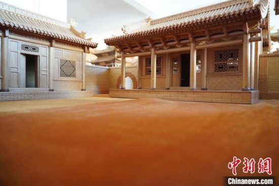 圖為微縮建筑蘭州四合院內部結構?！【琶赖┰?　攝