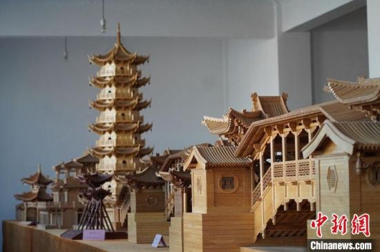 圖為古建筑模型制作技藝傳習所展廳內的微縮古建筑作品?！【琶赖┰?　攝