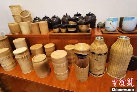圖為展陳的一件件精致可愛的竹編農(nóng)具工藝品。　馮志軍 攝