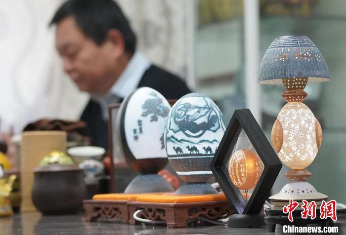 圖為吳義澤完成的蛋雕作品?！【琶赖ぴ?攝