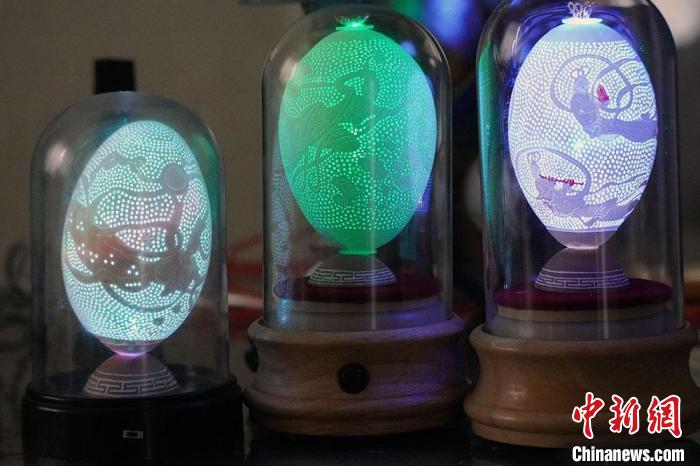 圖為以敦煌飛天為元素的蛋雕作品。　九美丹增 攝