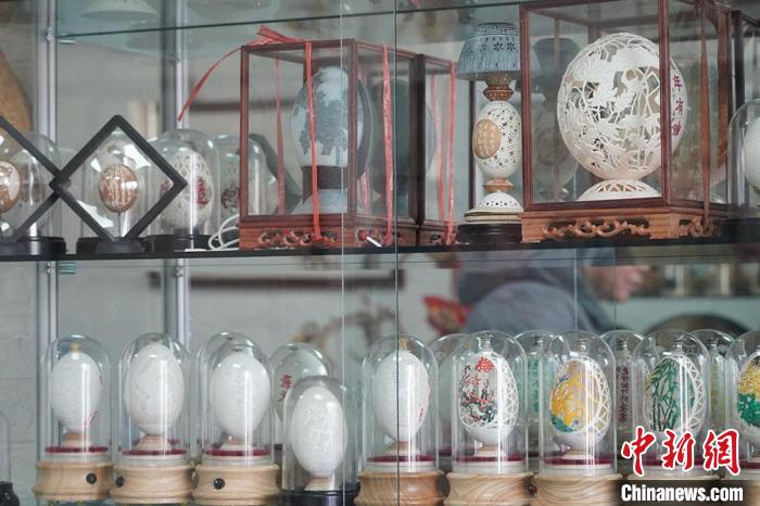 圖為吳義澤收藏柜內(nèi)的蛋雕作品?！【琶赖ぴ?攝