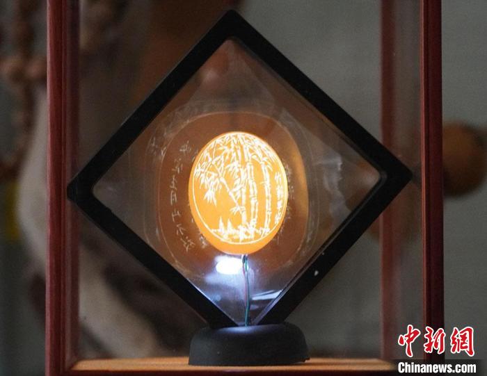 圖為吳義澤新包裝給蛋雕呈現(xiàn)立體感。　九美丹增 攝