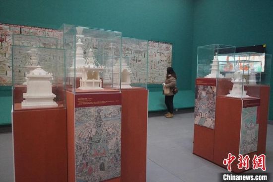 圖為觀眾欣賞數(shù)字復(fù)制壁畫。　九美旦增 攝