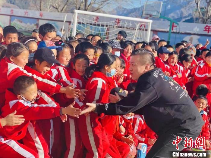 1月初，第五屆“街舞進(jìn)藏鄉(xiāng)”公益助學(xué)活動(dòng)在甘肅甘南結(jié)束，旨在讓藏族學(xué)子感受到街舞魅力?！￡惿菩?攝