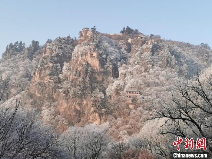 圖為崆峒山霧凇景色?！⌒煺袢A 攝