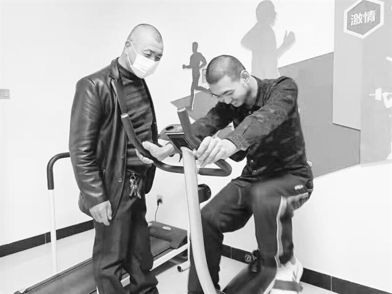 父愛(ài)如山！張掖高臺(tái)殘疾父親悉心照顧殘疾兒子20余年