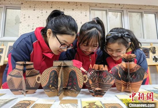 圖為學(xué)生用紙創(chuàng)作的立體彩陶。　劉玉桃 攝