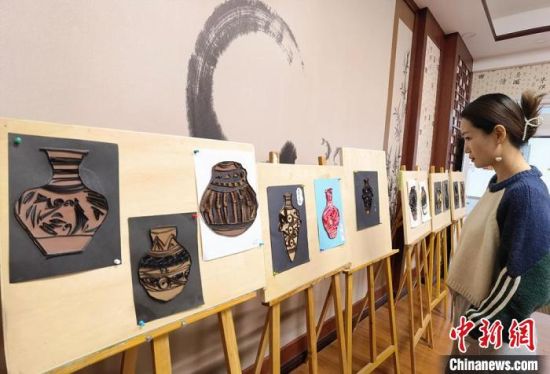 圖為學(xué)生用衍紙材料制作的彩陶紋飾?！⒂裉?攝