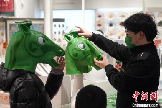 圖為“神馬來了”銅奔馬頭套?！【琶赖┰?攝