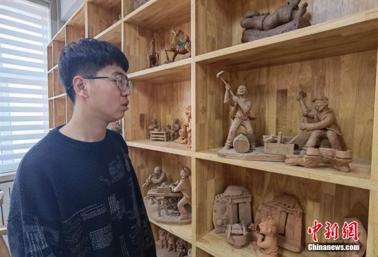 圖為學(xué)生介紹作品。 劉玉桃 攝