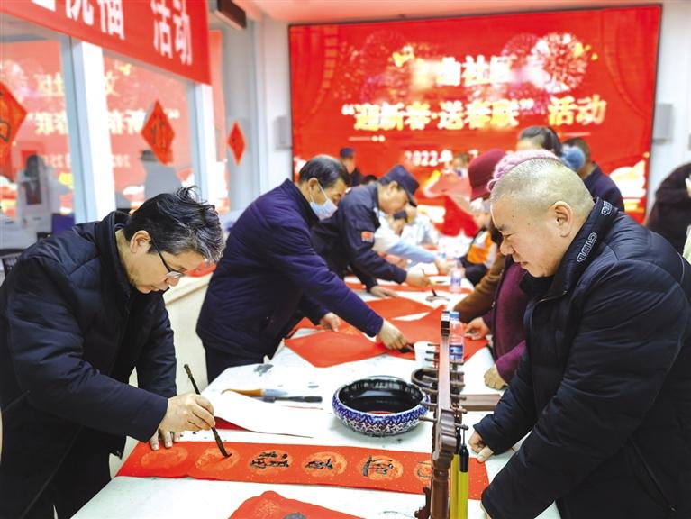 蘭州新區(qū)開展“墨香四溢送春聯(lián)·情暖文曲送祝?！被顒?dòng)