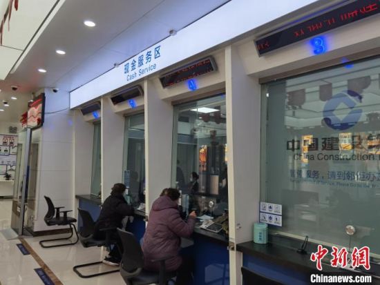 圖為蘭州市民在銀行兌換新鈔。　徐雪 攝