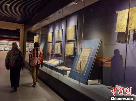 圖為蘭州市民參觀博物館展品?！⌒煅?攝