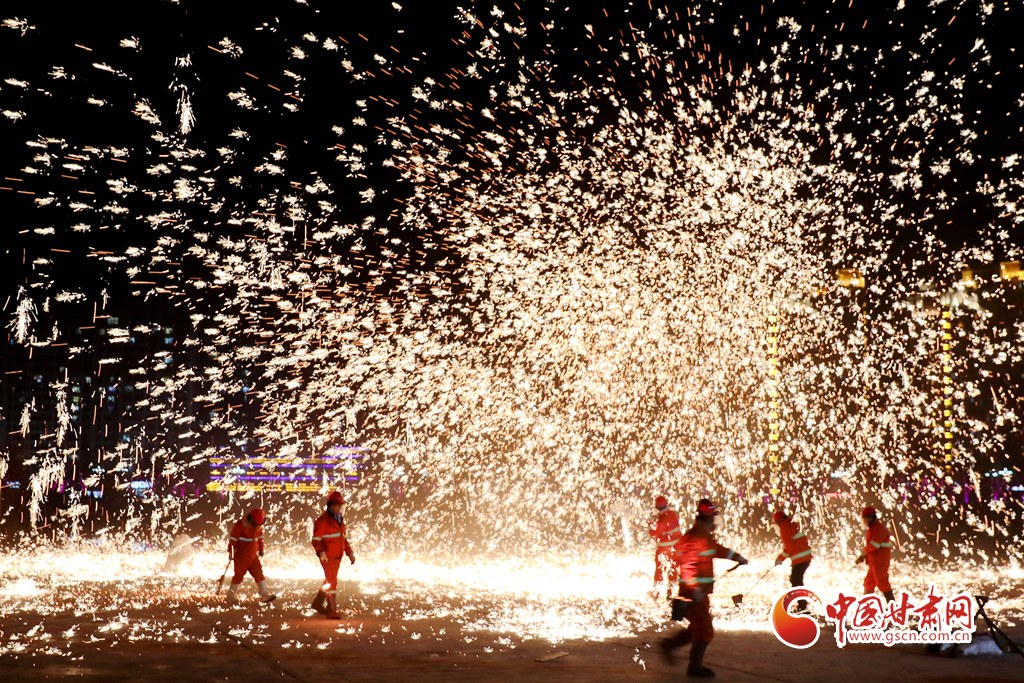 【隴拍客】炫彩奪目！非遺絕技永靖王氏“打鐵花”綻放夜空引關(guān)注