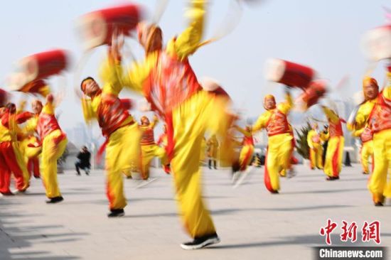 2019年2月19日，演員在黃河岸邊的蘭州水車博覽園內(nèi)進(jìn)行太平鼓表演，歡慶元宵佳節(jié)。(資料圖) 　楊艷敏 攝