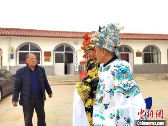 圖為69歲的“苦水高高蹺”國家級(jí)傳承人巨海全(左一)，叮囑徒弟們高高蹺練習(xí)技巧要領(lǐng)。　閆姣 攝