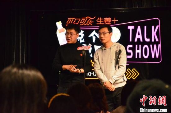 圖為脫口秀演員搭檔表演?！钅?攝