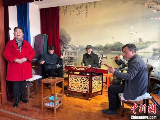 圖為蘭州鼓子表演者王常玉登臺(tái)演唱，她是這項(xiàng)入列國(guó)家級(jí)非物質(zhì)文化遺產(chǎn)的曲藝表演者中，為數(shù)不多的女演員?！堨下?攝