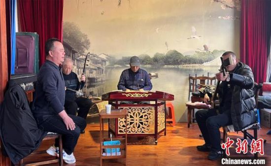 圖為蘭州鼓子愛(ài)好者在傳習(xí)所內(nèi)互相搭檔上臺(tái)演出。　張煜曼 攝